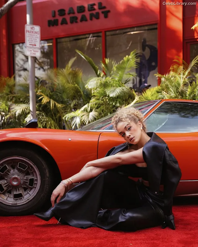 Jasmine Sanders photo 7 of 394