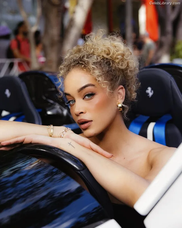Jasmine Sanders photo 9 of 394