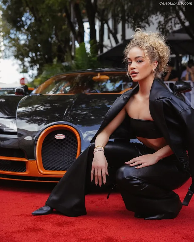 Jasmine Sanders photo 10 of 394