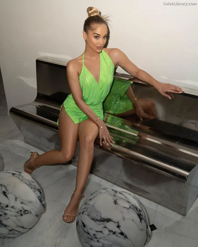 Jasmine Sanders photo 5 of 394