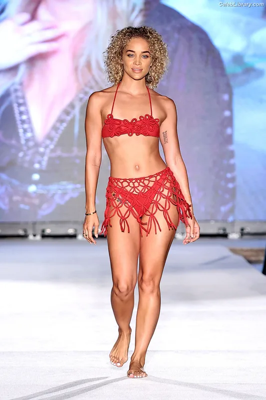Jasmine Sanders photo 20 of 394