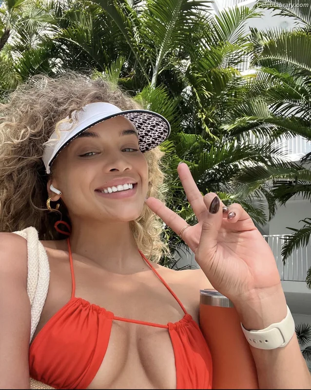 Jasmine Sanders photo 10 of 394