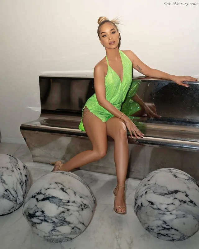 Jasmine Sanders photo 10 of 394