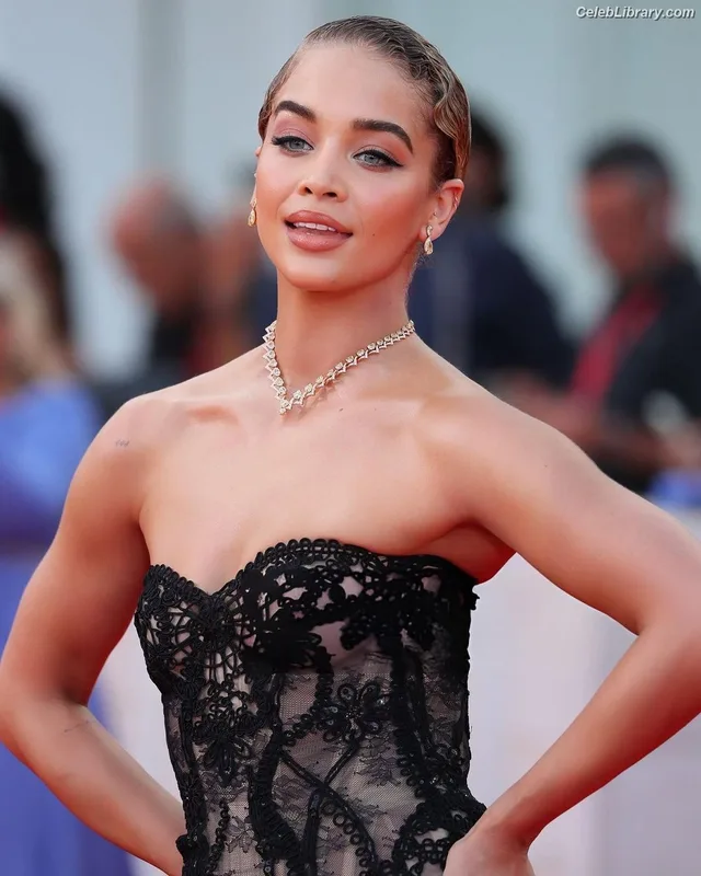 Jasmine Sanders photo 10 of 394