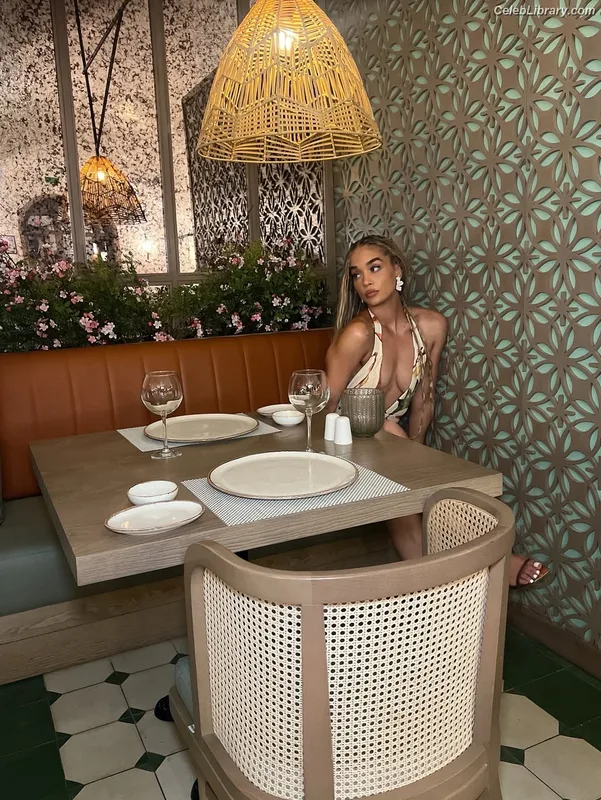 Jasmine Sanders photo 10 of 394