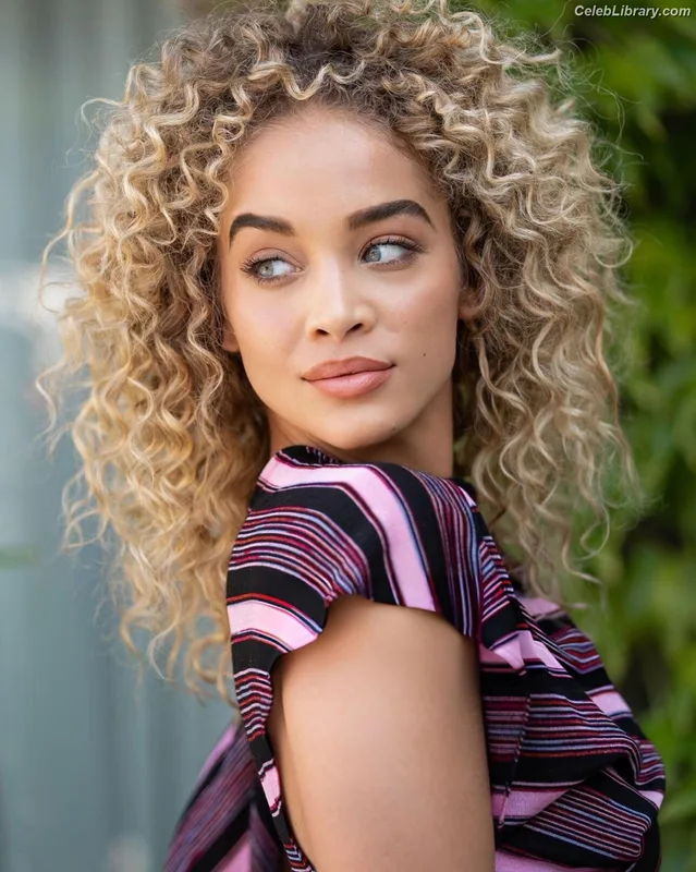 Jasmine Sanders photo 6 of 394