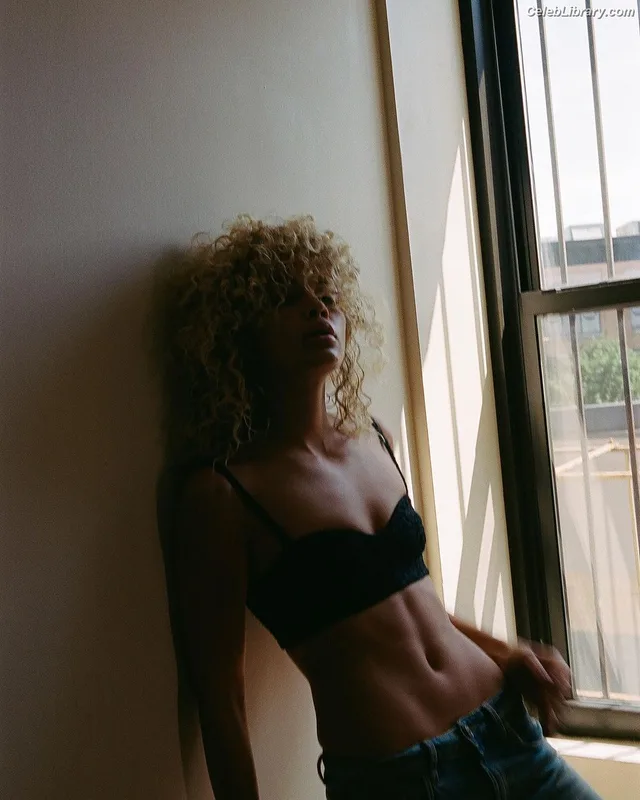 Jasmine Sanders photo 8 of 394