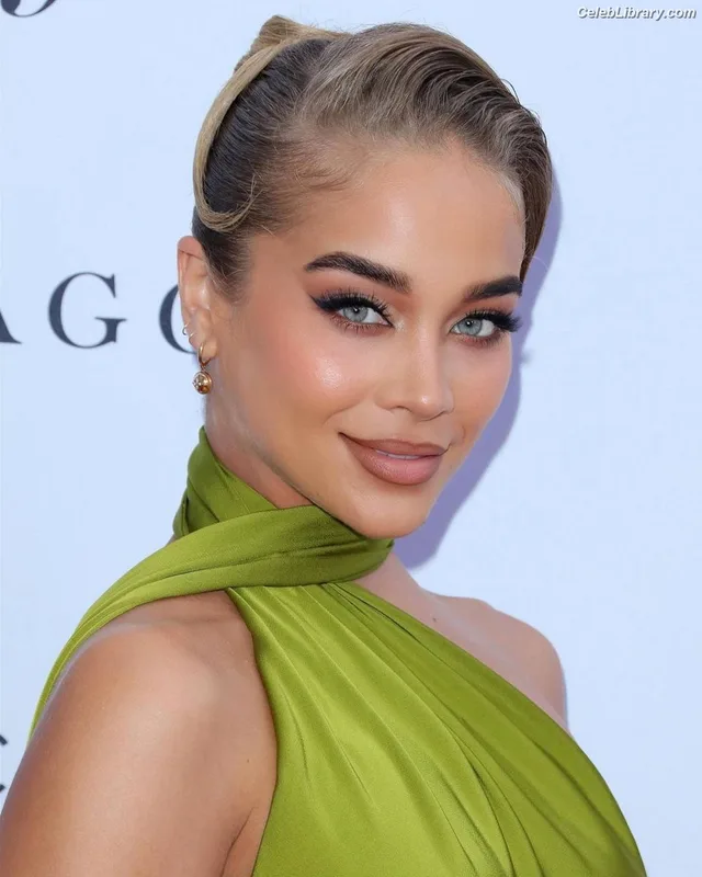 Jasmine Sanders photo 10 of 394