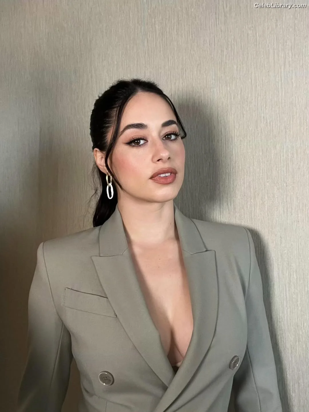 Jeanine Mason photo 4 of 13