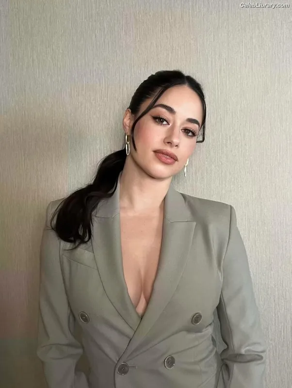 Jeanine Mason photo 1 of 14