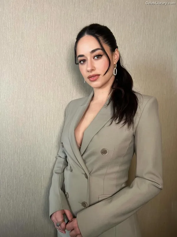 Jeanine Mason photo 2 of 14