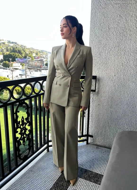 Jeanine Mason photo 3 of 14
