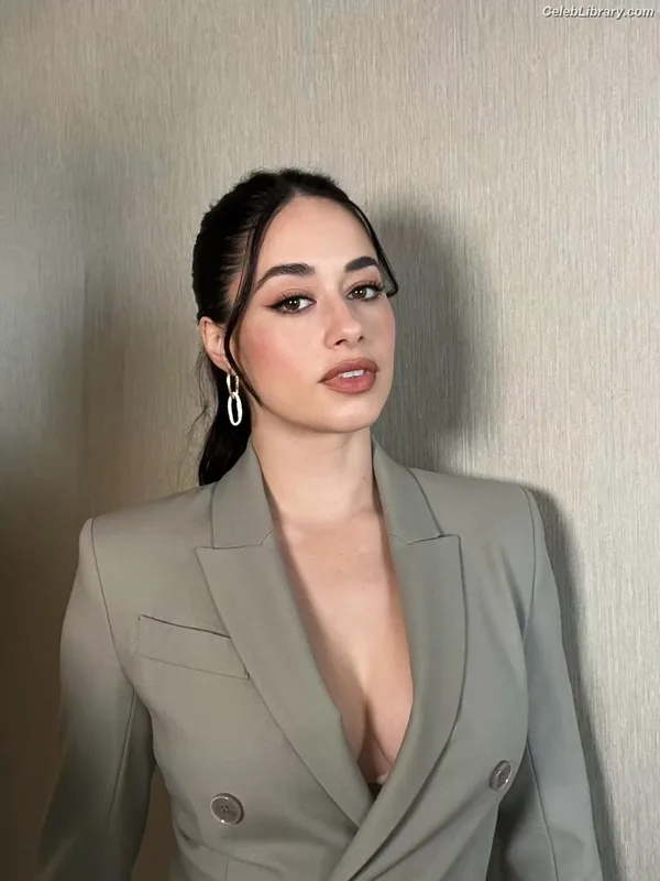 Jeanine Mason photo 4 of 14