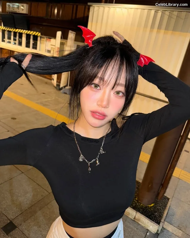 Jeewon photo 1 of 7