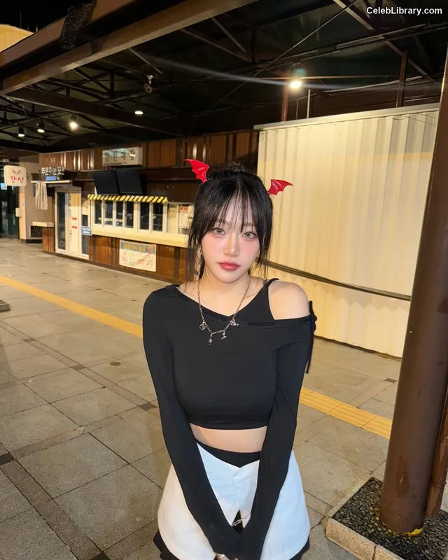 Jeewon photo 4 of 7