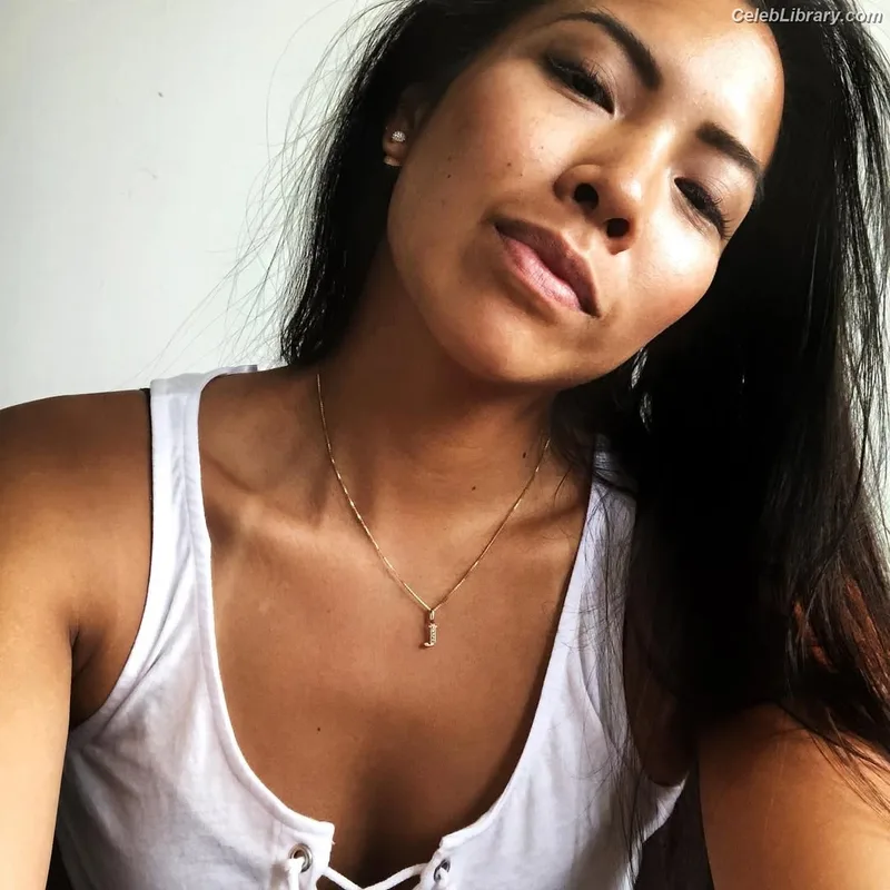 Jenn Lau photo 8 of 34