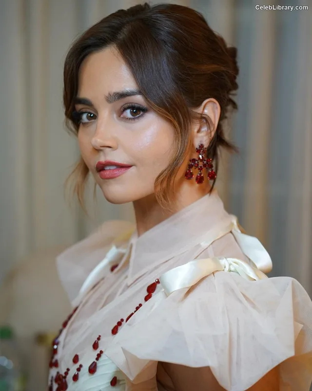 Jenna Coleman photo 5 of 499