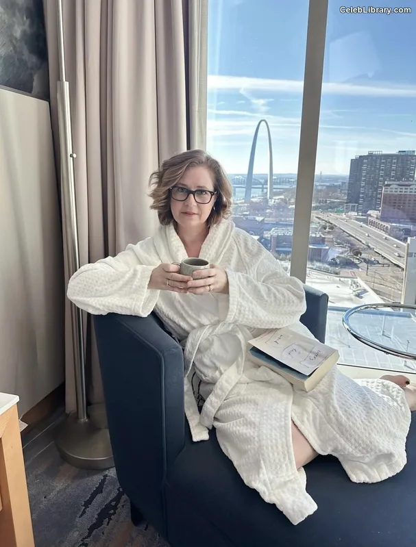 Jenna Fischer photo 20 of 112