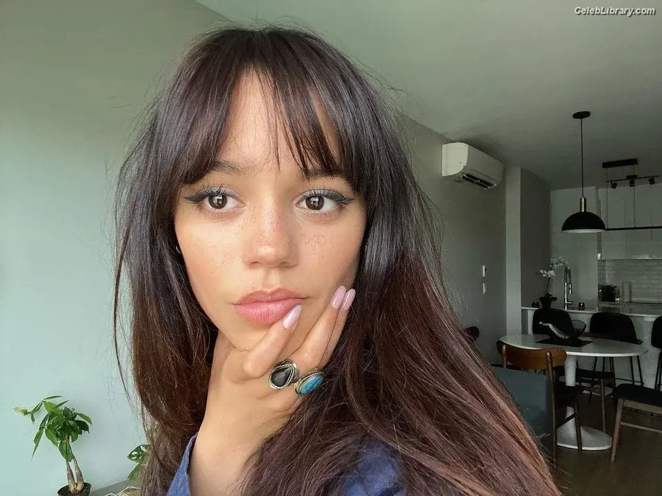 Jenna Ortega photo 4 of 5475