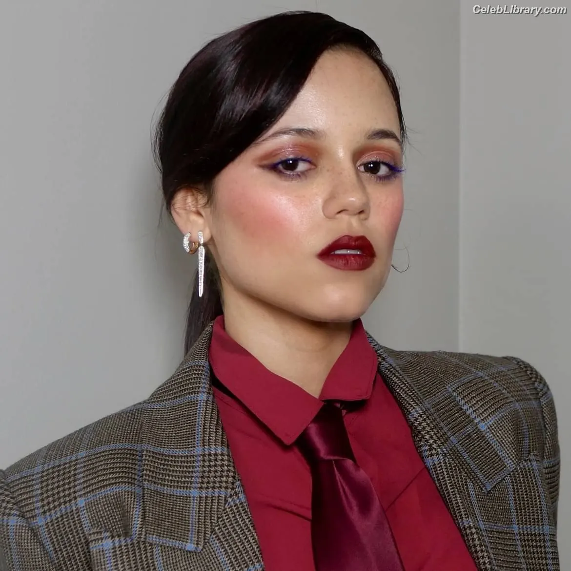 Jenna Ortega photo 1 of 5475