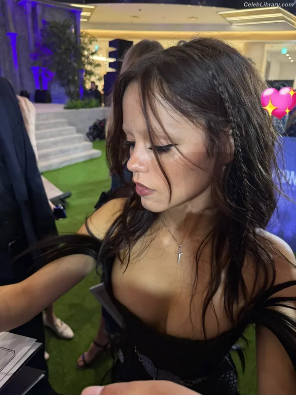 Jenna Ortega photo 1 of 5476