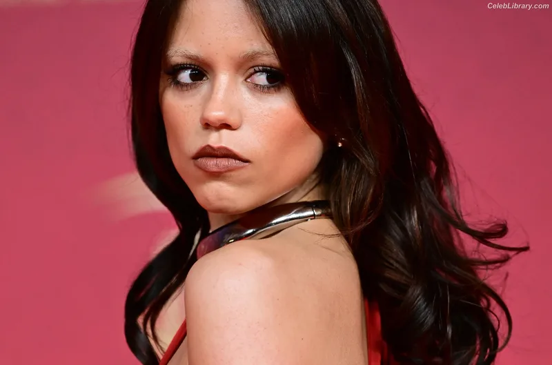Jenna Ortega photo 1 of 5476