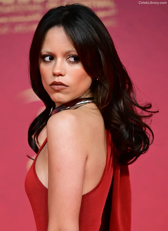 Jenna Ortega photo 2 of 5476