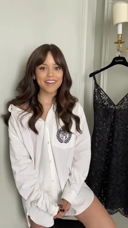 Jenna Ortega photo 1 of 5476