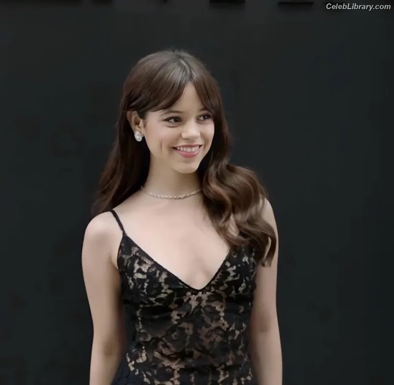 Jenna Ortega photo 10 of 5476