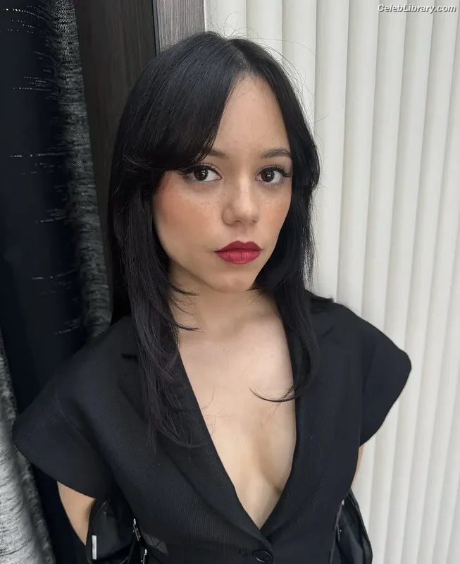 Jenna Ortega photo 13 of 5476