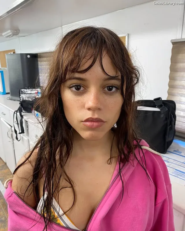 Jenna Ortega photo 3 of 5476