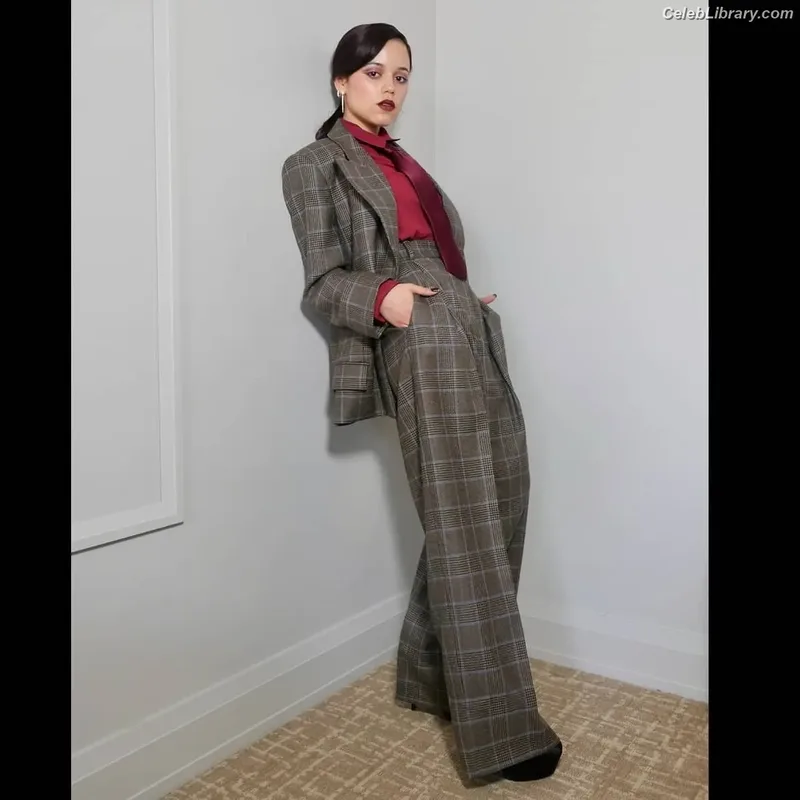 Jenna Ortega photo 1 of 5476