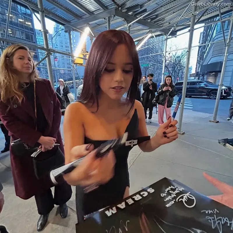 Jenna Ortega photo 2 of 5476