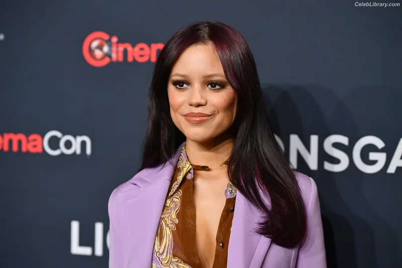 Jenna Ortega photo 1 of 5476