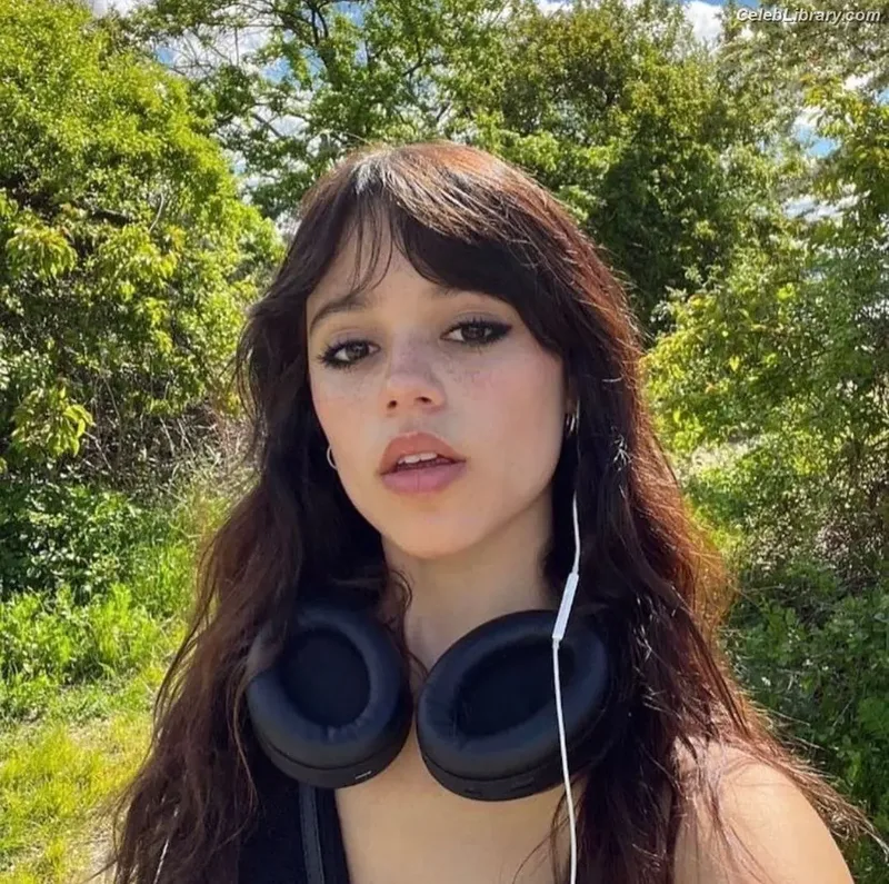 Jenna Ortega photo 1 of 5476