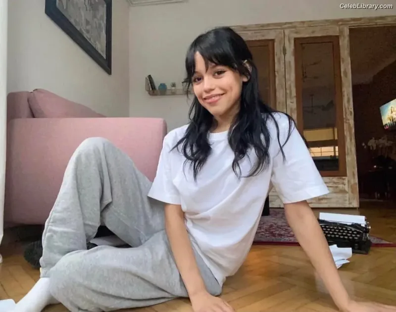 Jenna Ortega photo 5 of 5476