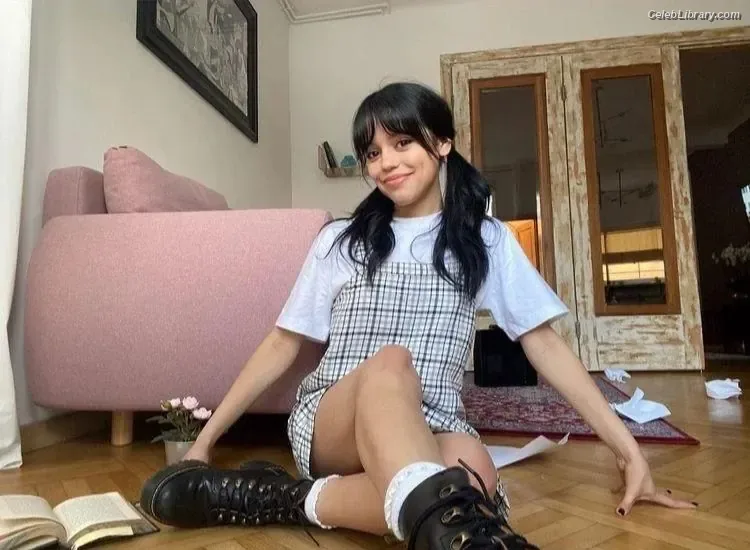 Jenna Ortega photo 7 of 5476