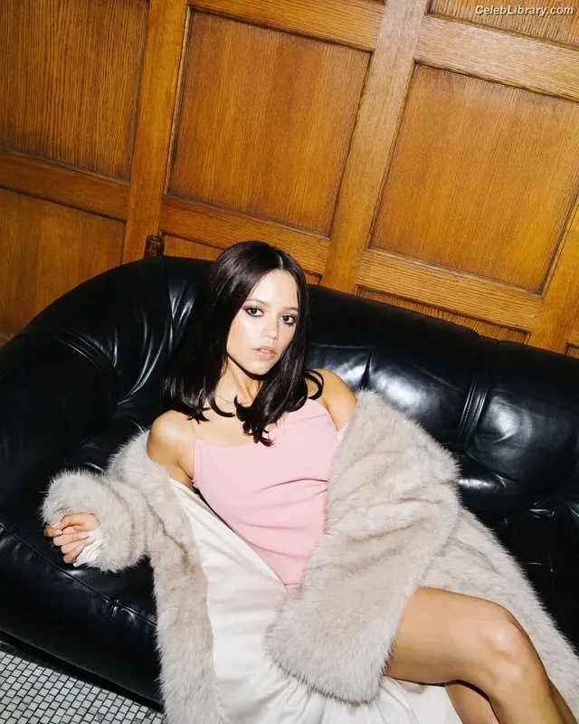 Jenna Ortega photo 1 of 5476