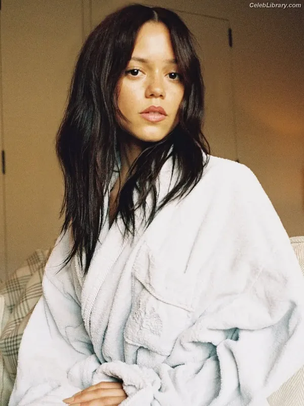 Jenna Ortega photo 1 of 5476