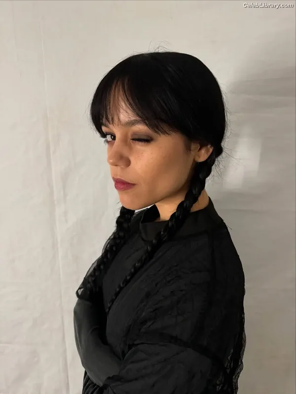 Jenna Ortega photo 1 of 5476