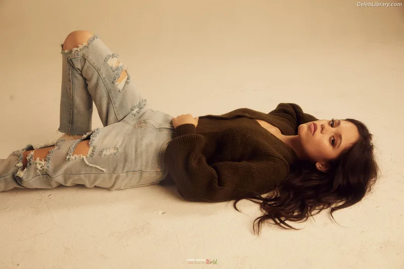 Jenna Ortega photo 1 of 5476