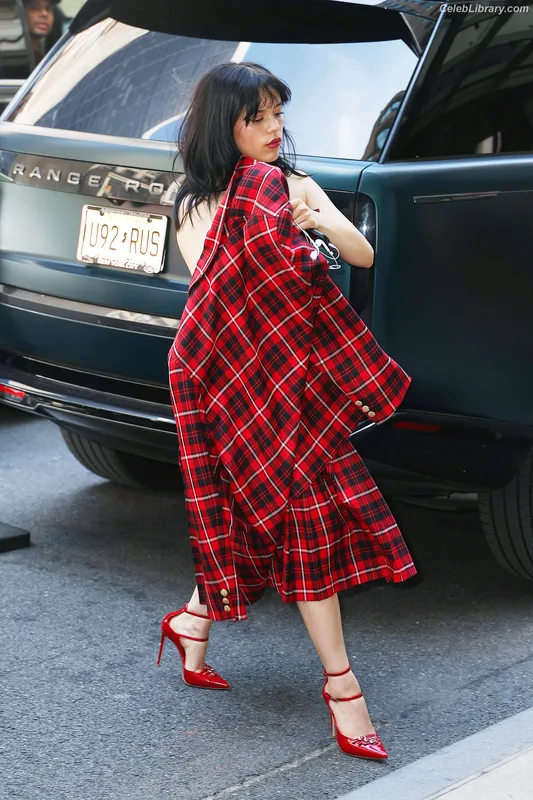 Jenna Ortega photo 1 of 5476