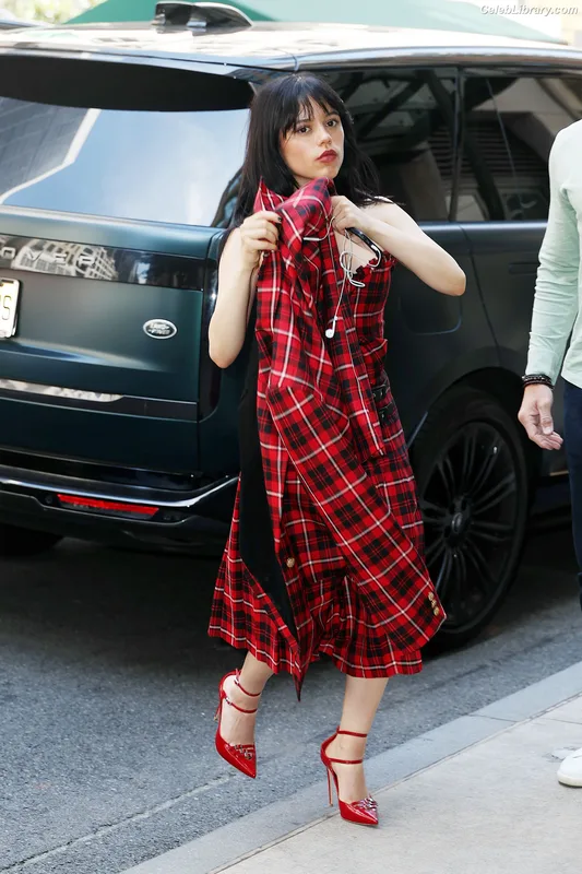 Jenna Ortega photo 3 of 5476