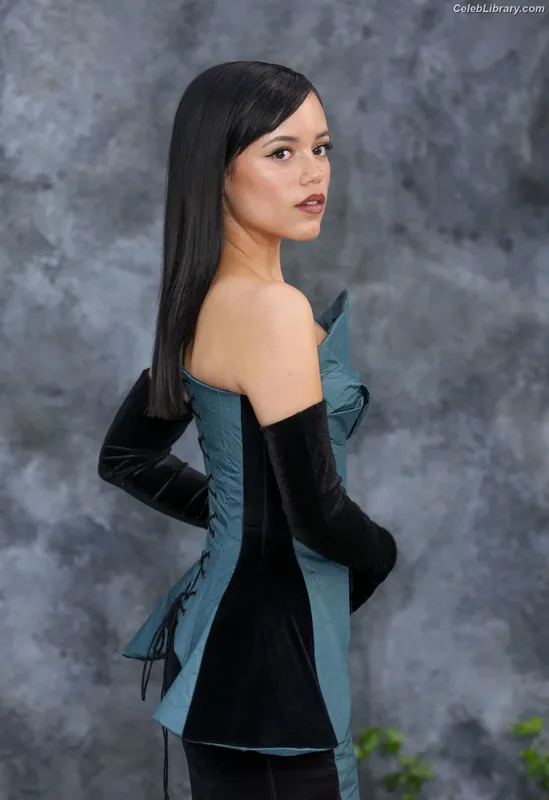 Jenna Ortega photo 1 of 5476