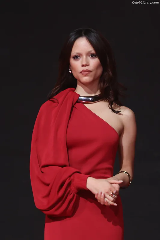 Jenna Ortega photo 10 of 5476