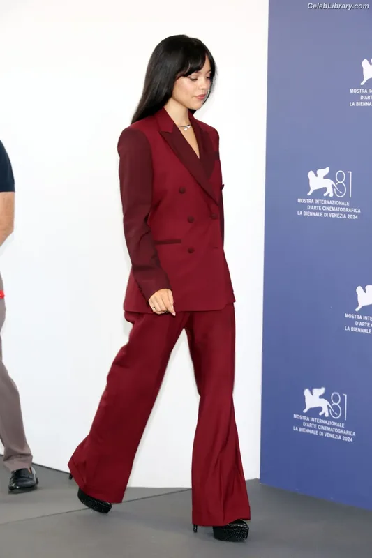 Jenna Ortega photo 1 of 5476
