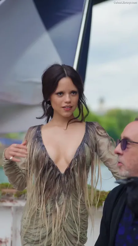 Jenna Ortega photo 1 of 5476