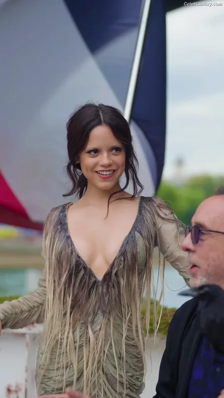 Jenna Ortega photo 2 of 5476