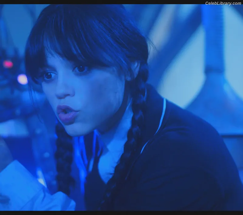 Jenna Ortega photo 1 of 5476