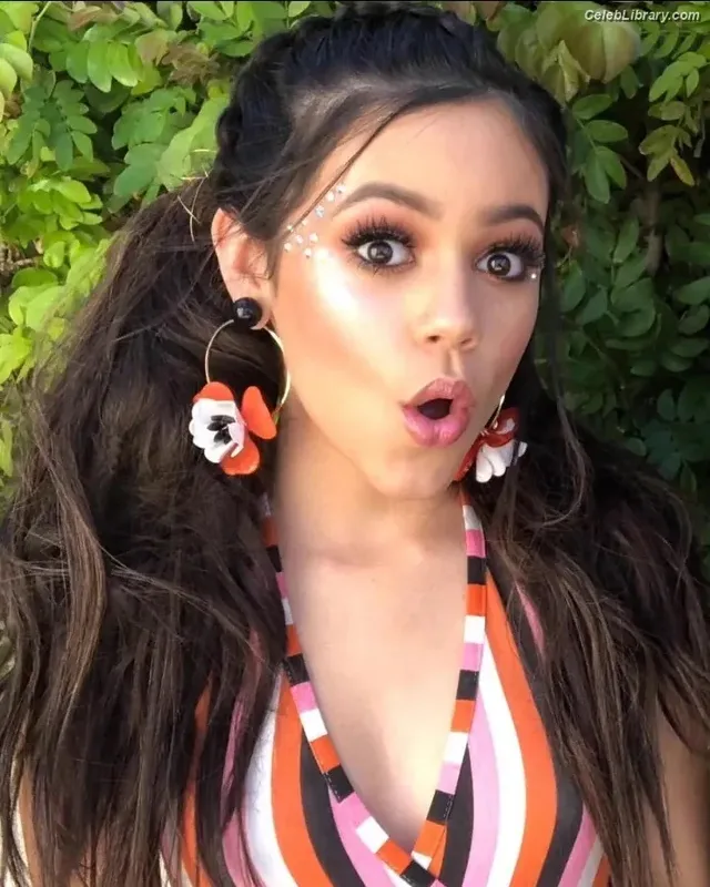 Jenna Ortega photo 1 of 5476